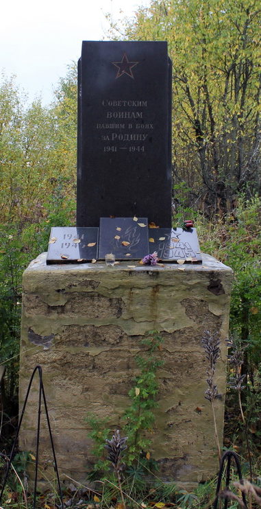 д. Родионово, Подпорожского р-на. Памятник на кладбище, установленный на братской могиле, в которой похоронено 100 советских воинов. 