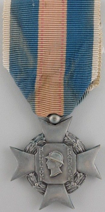 Аверс и реверс серебряного креста «За добровольную воинскую службу» 2-й степени I типа. 