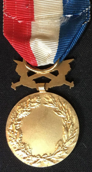 Аверс и реверс позолоченной Почетной медали Министерства иностранных дел с мечами.