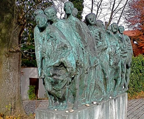 Коммуна Крайлинг. Памятник «Маршу смерти» из концентрационного лагеря Дахау на юг в апреле 1945 года, построенный в 1989 году.