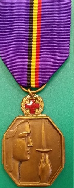 Аверс и реверс бронзовой медали Бельгийской Признательности за работу в Красном Кресте.