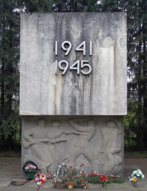 п. Нурма Тосненского р-на. Памятник воинам 364-й стрелковой дивизии, установленный на территории комбикормового завода.