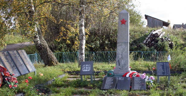 с. Шеменичи Подпорожского р-на. Памятник, на котором увековечено имена 332 советских воина 7-й отдельной армии, погибших при обороне и освобождении населенного пункта.