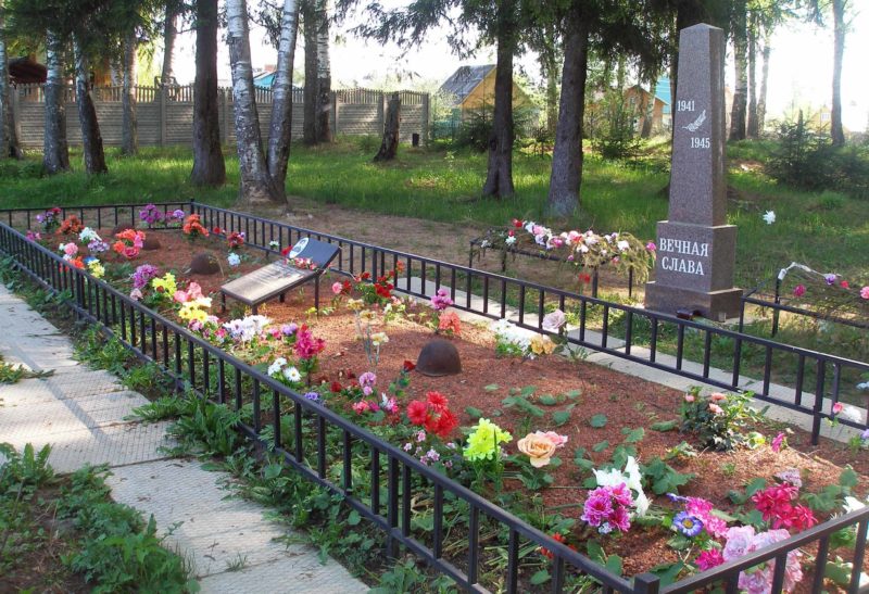 п. Пельгорское Тосненского р-на. Братская могила советских воинов, погибших в годы войны.