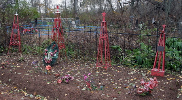 д. Померанье Тосненского р-на. Памятник, установленный на братской могиле, в которой похоронено 13 советских воинов, в т.ч. 6 неизвестных. 