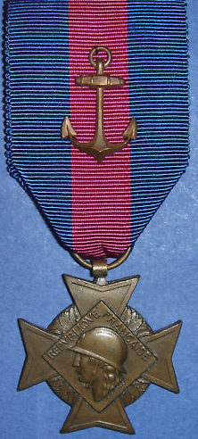 Аверс бронзового креста «За добровольную воинскую службу» 3-й степени II типа для моряков с якорем на орденской ленте.
