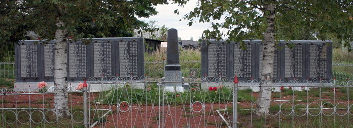 п. Радофинниково Тосненского р-на. Памятник, установленный на братской могиле, в которой похоронен 367 советских воинов, в т.ч. 107 неизвестных. 