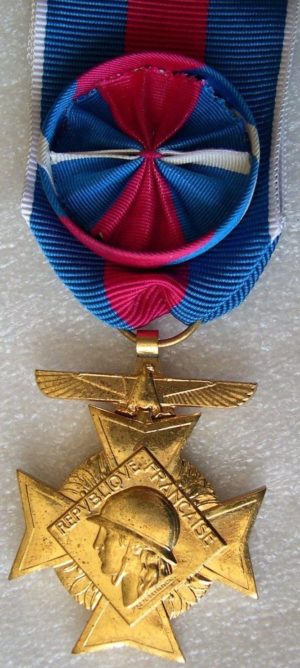 Аверс и реверс золотого креста «За добровольную воинскую службу» 1-й степени II типа для резервистов авиации.