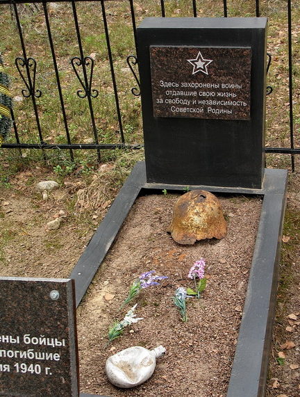 п. Барышево Приозерского р-на. Памятник, установленный на братской могиле, в которой похоронено 3 бойца 67 лыжного комсомольского батальона 17 МСД, погибших 20-24 февраля 1940 г.