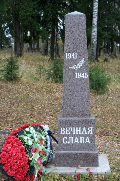 п. Рябово Тосненского р-на. Памятник, установленный на братской могиле, в которой похоронено 3 советских воина.