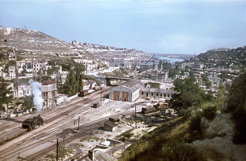 Вид на железнодорожный вокзал и Южную бухту. Июль 1943 г.