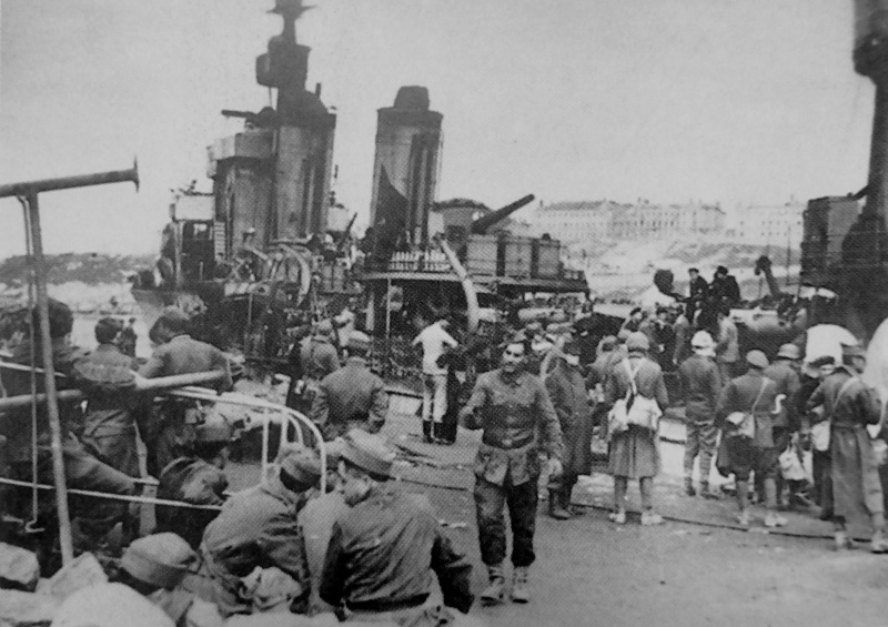 Румынские солдаты эвакуируются из севастопольского порта. Май 1944 г.