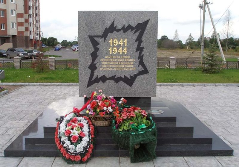 п. им.Тельмана Тосненского р-на. Памятник, установленный на братской могиле, в которой похоронено 1 120 советских воинов, в т.ч. 64 неизвестных.
