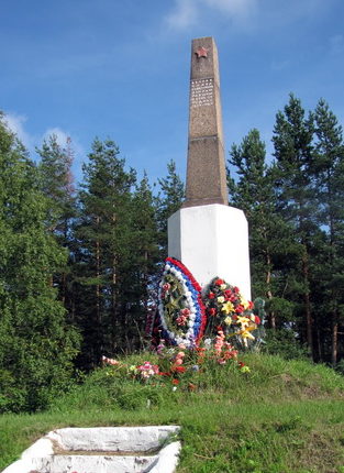 ст. Громово Приозерского р-на. Памятник, установленный на братской могиле, в которой похоронено 58 советских воинов. 