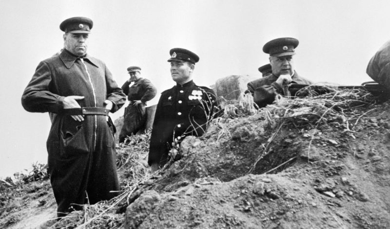 Маршалы Александр Василевский и Фёдор Толбухин наблюдают за полем боя на подступах к Севастополю. Май 1944 г.
