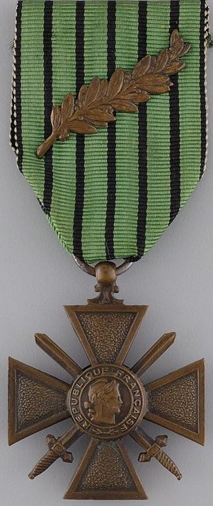 Аверс и реверс Военного креста 1939-1940 с бронзовой пальмой на ленте.