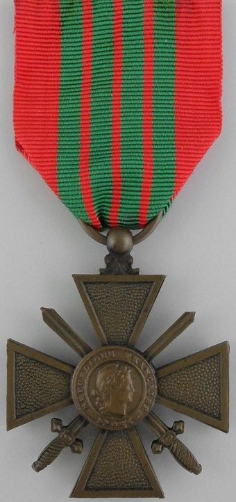 Аверс и реверс Военного креста 1939-1940 с лентой Военного креста 1939 – 1945. 