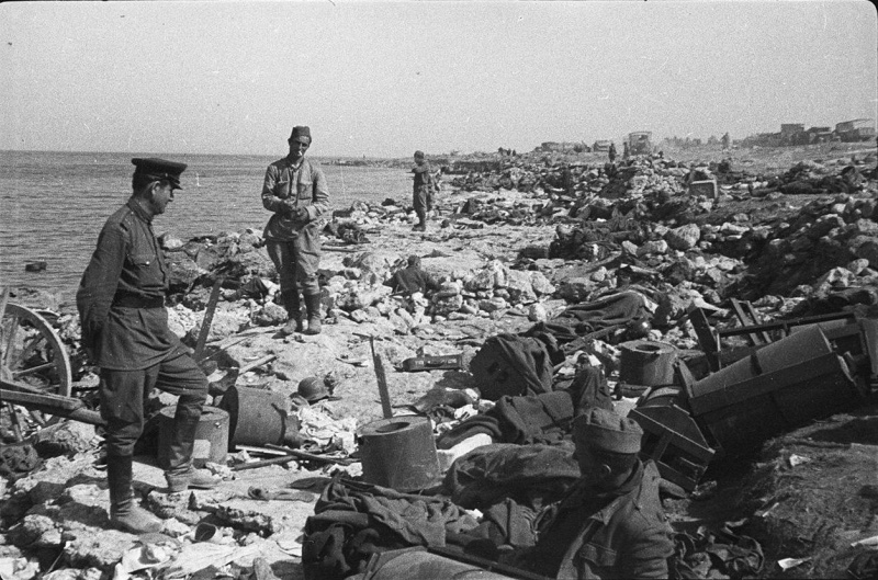 Тела немецких солдат на берегу Казачьей бухты. Май 1944 г.