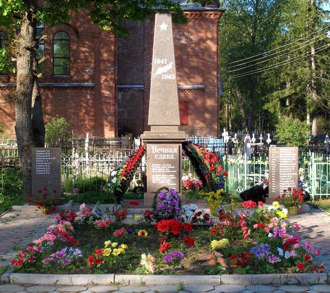 с. Ушаки Тосненского р-на. Памятник, установленный на братской могиле, в которой похоронено 30 советских воинов.