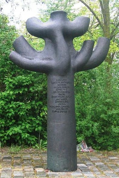 г. Мюнхен. Памятник на месте депортационного лагеря Кноррештрассе. 