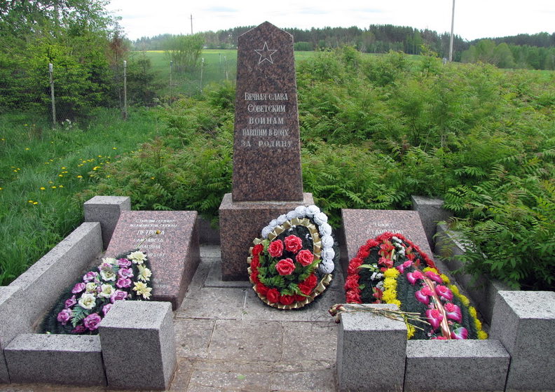п. Петровское Приозерского р-на. Памятник на братской могиле, в которой похоронено 2 советских воинов.