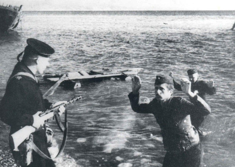 Выловленные в море пленные немцы. Май 1944 г.