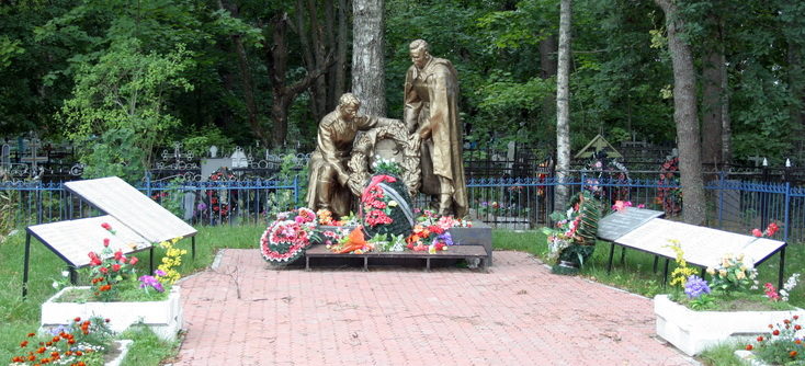 п. Шапки Тосненского р-на. Памятник, установленный у братских могил, в которых похоронено 297 советских воинов, в т.ч. 26 неизвестных.