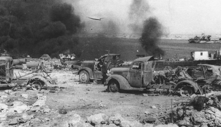 Разбитая немецкая техника на берегу Казачьей бухты. Лето 1944 г.