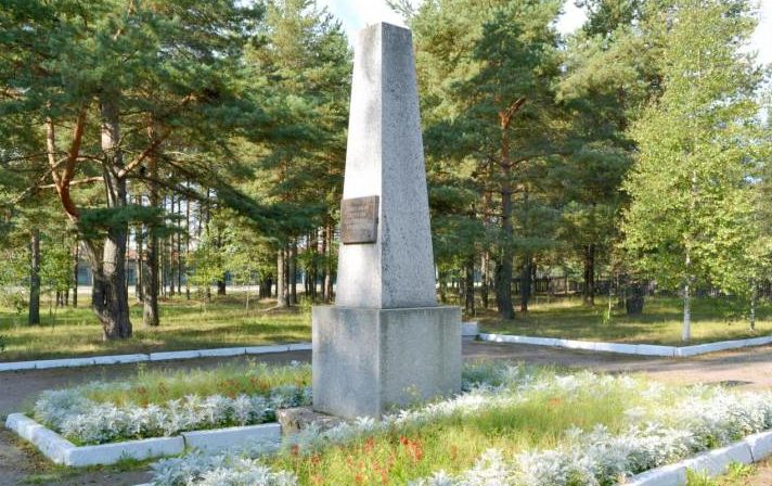 Памятники в парке Защитников Отечества.