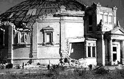 Разрушенное здание панорамы. 1944 г.