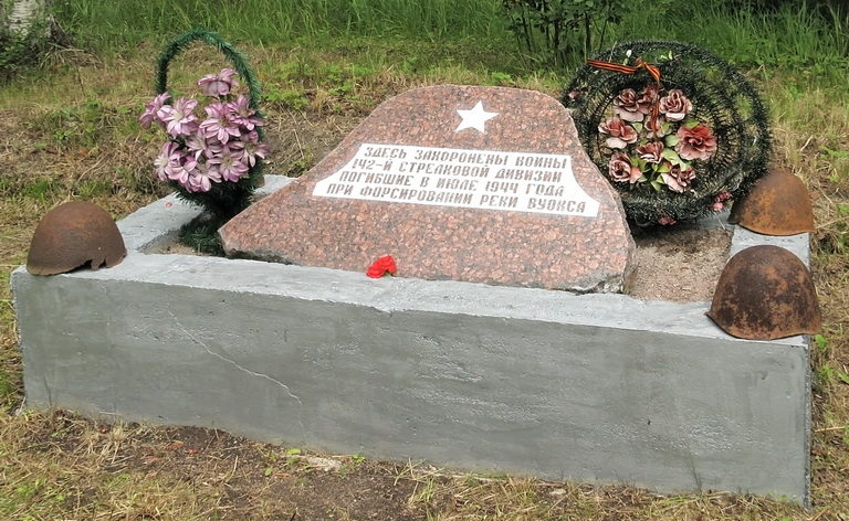 п. Ромашки Приозерского р-на. Памятник, установленный на братской могиле, в которой похоронено 85 советских воинов, в т.ч. 3 неизвестных. 