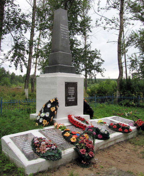 п. Саперное Приозерского р-на. Памятник, установленный на братской могиле, в которой похоронено 302 советских воина, в т.ч. 275 неизвестных. Здесь же похоронен Герой Советского Союза А.Г.Телешев.