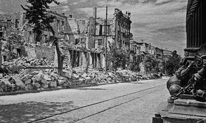 Разрушенный город. 1944 г.