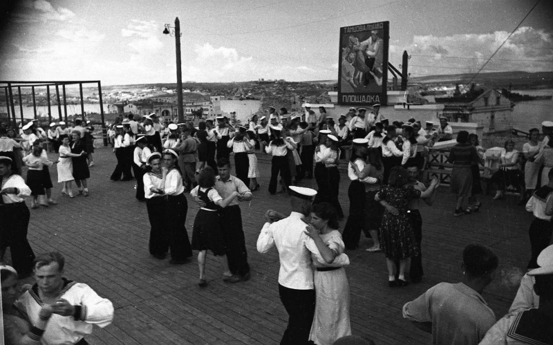 Танцы в воскресный вечер. Лето 1944 г. 