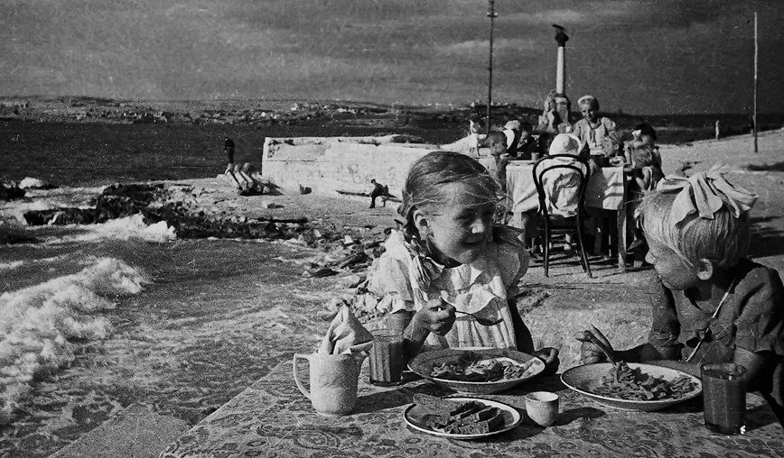 Детский сад в разрушенном городе. Лето 1944 г.