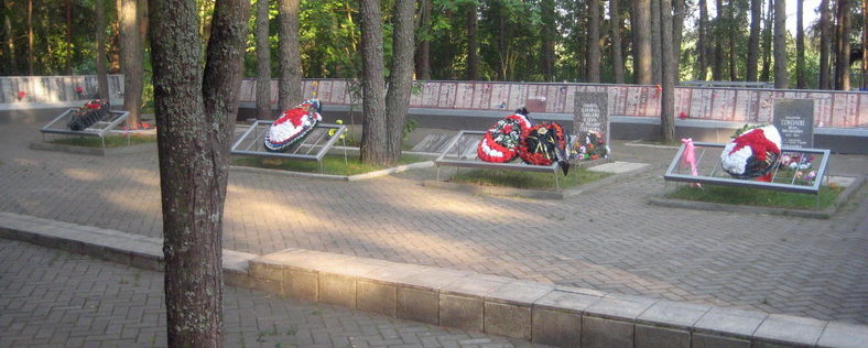Памятники-экспонаты на мемориале.