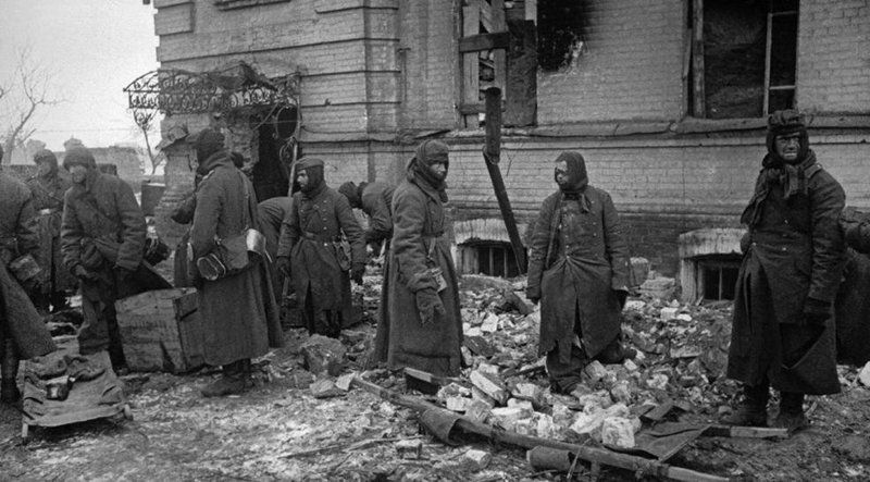 Пленные немцы восстанавливают город. Декабрь 1944 г. 