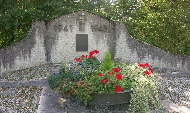 Памятник на братской могиле лагеря.