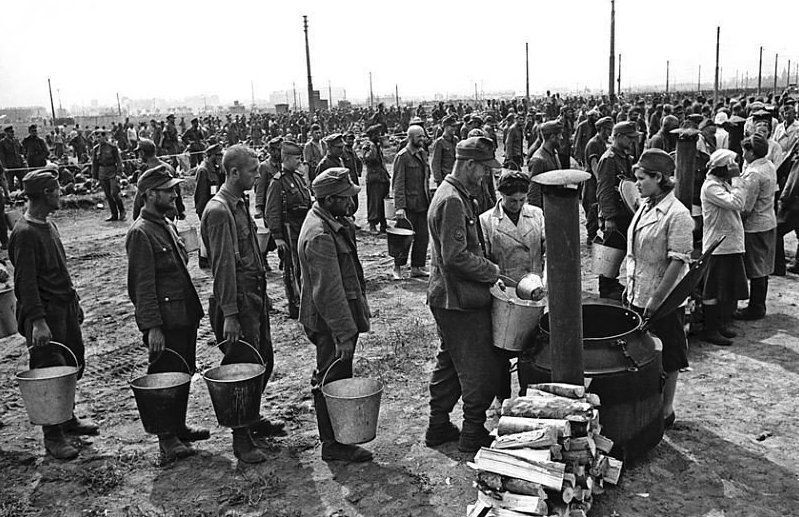 В лагере немецких военнопленных. Весна 1945 г. 