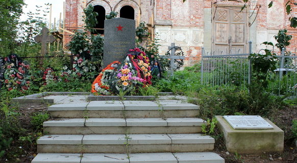 д. Заручье Сланцевского р-на. Памятник, установленный на братской могиле, в которой похоронено 8 партизан. 