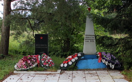 д. Монастырек Сланцевского р-на. Памятник, установленный на братской могиле, в которой похоронено 8 неизвестных советских воинов.