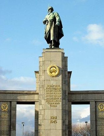 Скульптурный памятник мемориала. 