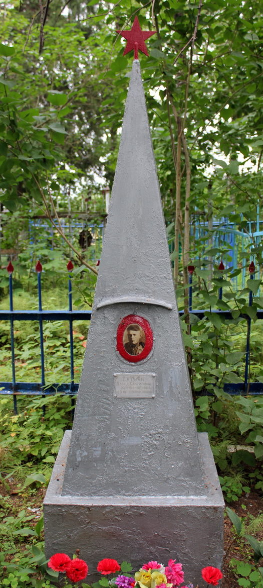 д. Сижно Сланцевского р-на. Памятник на кладбище, установленный на братской могиле, в которой похоронено 6 советских воинов, в т.ч. 5 неизвестных.