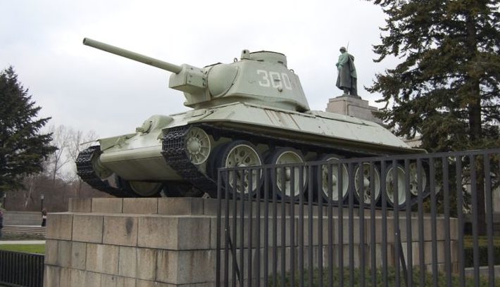Памятник-танк Т-34.
