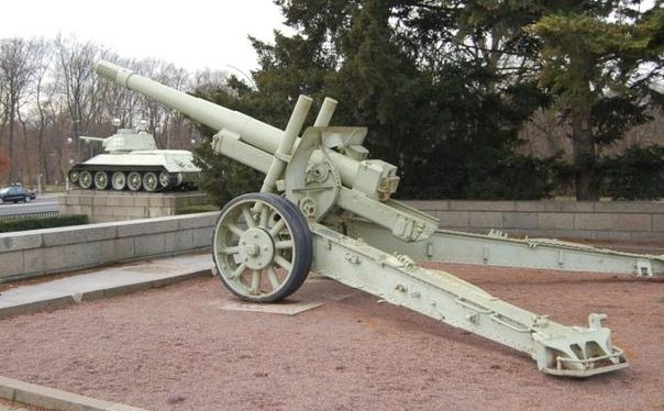 Памятник-пушка МЛ-20.
