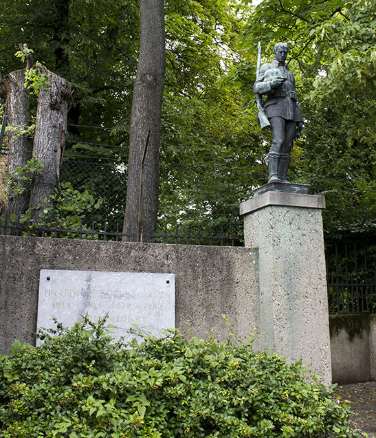 г. Берлин, Шёнеберг. Памятник немецким солдатам, погибшим в обеих мировых войнах. 