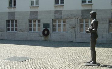 г. Берлин. Памятник Сопротивлению Германии у здания бывшего штаба вермахта, где в ночь на 20 июля 1944 года фон Штауффенберг и три других офицера были казнены после неудачного покушения на Гитлера.