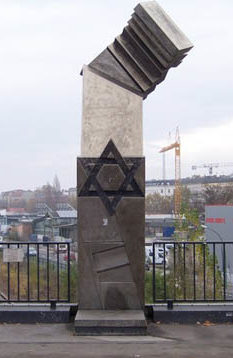 г. Берлин, Сан-Путт-Плицетбрюке. Мемориал Холокоста на месте станции, с которой депортированных евреев, увозили в концлагеря Польши.