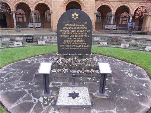 г. Берлин, Маркус-рейх-Плаце. Памятник жертвам Холокоста на еврейском кладбище Вайсензее. 