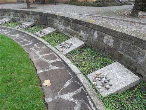 г. Берлин, Маркус-рейх-Плаце. Памятник жертвам Холокоста на еврейском кладбище Вайсензее. 